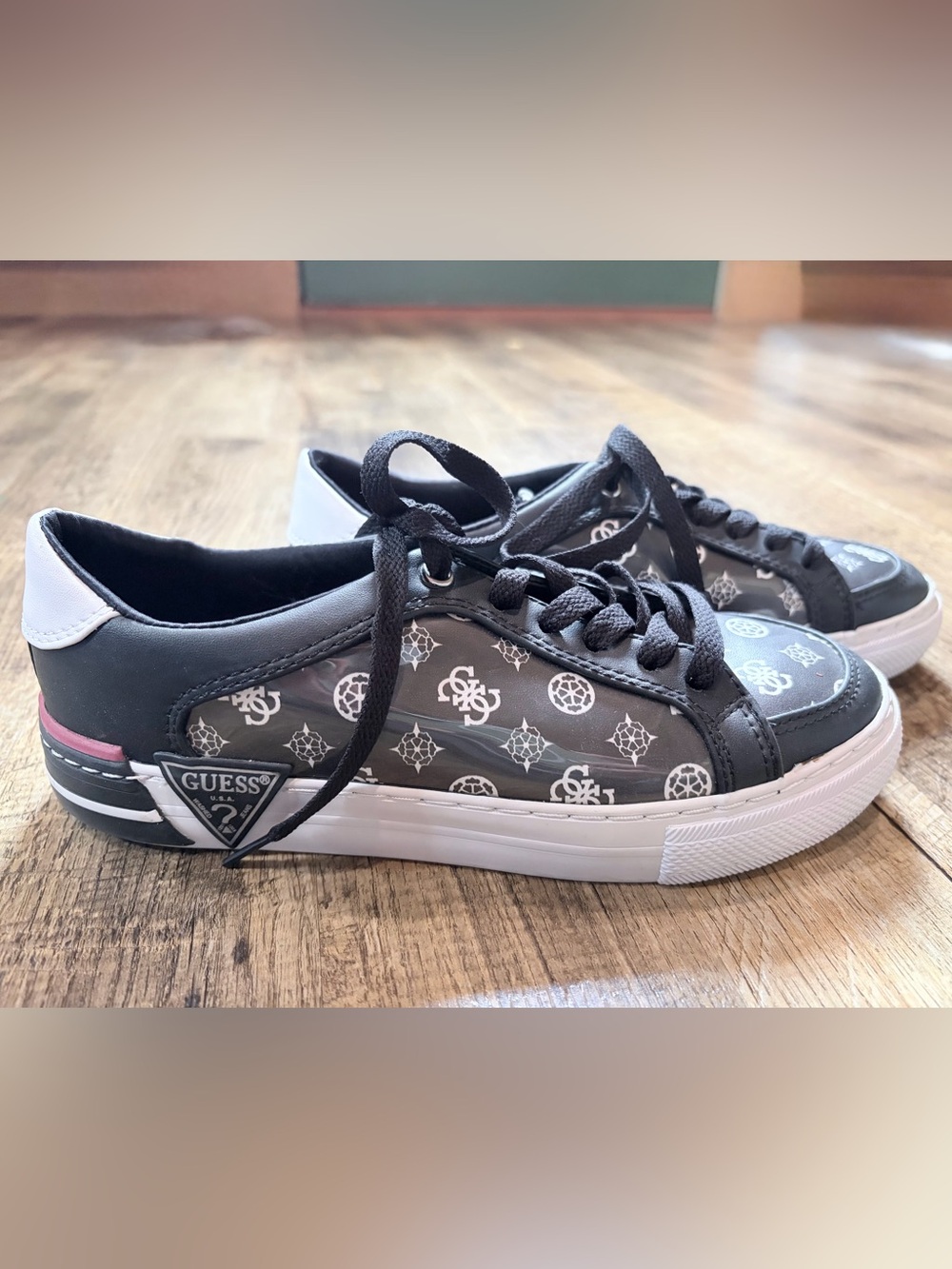 Guess Black and White Logo-Print Low Top Sneakers Like New